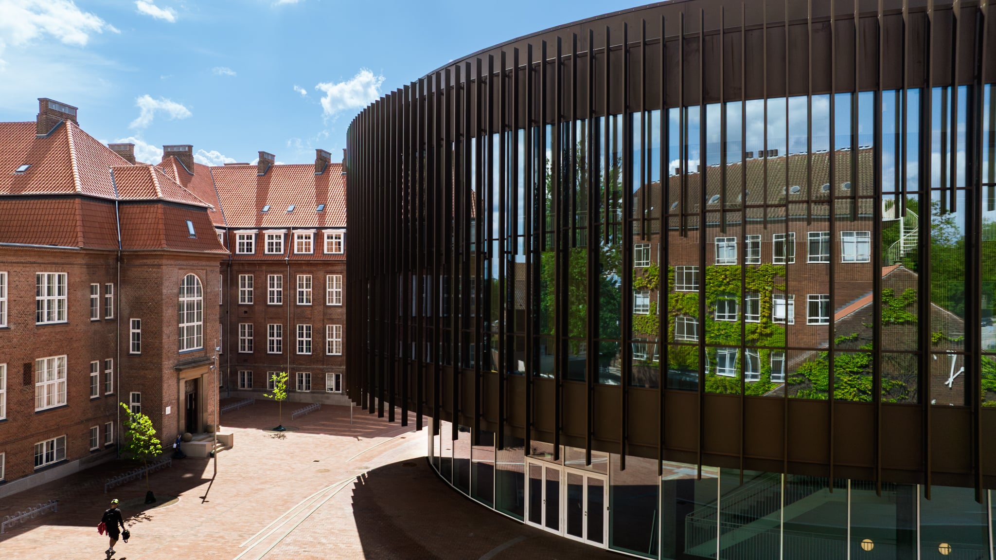 For Rambølls Bygherrerådgivning i Aarhus fik jeg opgaven at fotografere det nye Byauditorie i Universitetsbyen (det gamle Kommunehospital).
Jeg fotograferede både med mit Fujifilm mellemformatskamera og med min drone på en dag, hvor Aarhus tog sig ud fra sin bedste side.