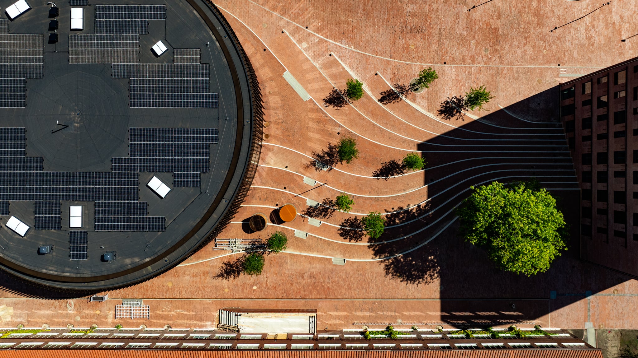 For Rambølls Bygherrerådgivning i Aarhus fik jeg opgaven at fotografere det nye Byauditorie i Universitetsbyen (det gamle Kommunehospital).
Jeg fotograferede både med mit Fujifilm mellemformatskamera og med min drone på en dag, hvor Aarhus tog sig ud fra sin bedste side.