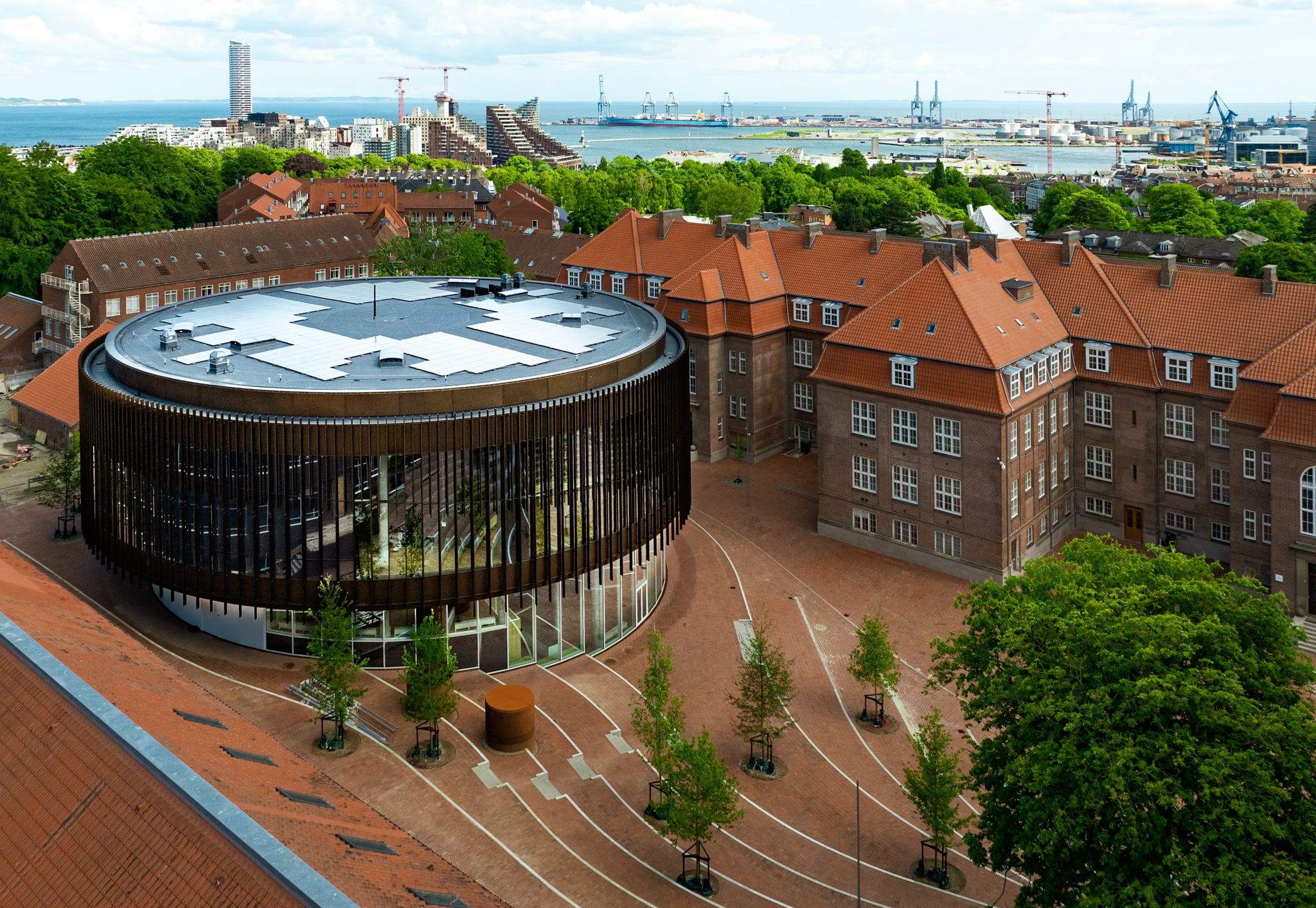 For Rambølls Bygherrerådgivning i Aarhus fik jeg opgaven at fotografere det nye Byauditorie i Universitetsbyen (det gamle Kommunehospital).
Jeg fotograferede både med mit Fujifilm mellemformatskamera og med min drone på en dag, hvor Aarhus tog sig ud fra sin bedste side.