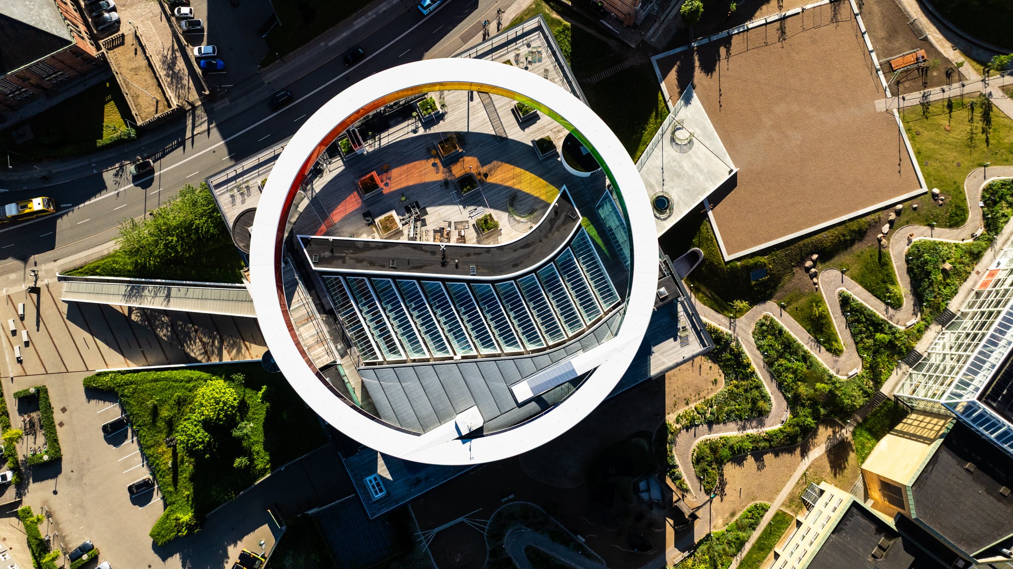 I forbindelse med åbningen af ARoS, James Turrell's, Skyspace - Domen "As Seen Below", stod jeg for drone entreprisen. Her stod jeg kl. 6 om morgenen for at lave de smukke billeder over ARoS og Aarhus. Your Rainbow Panorama af Olafur Eliasson er naturligvis en del af billedet.
