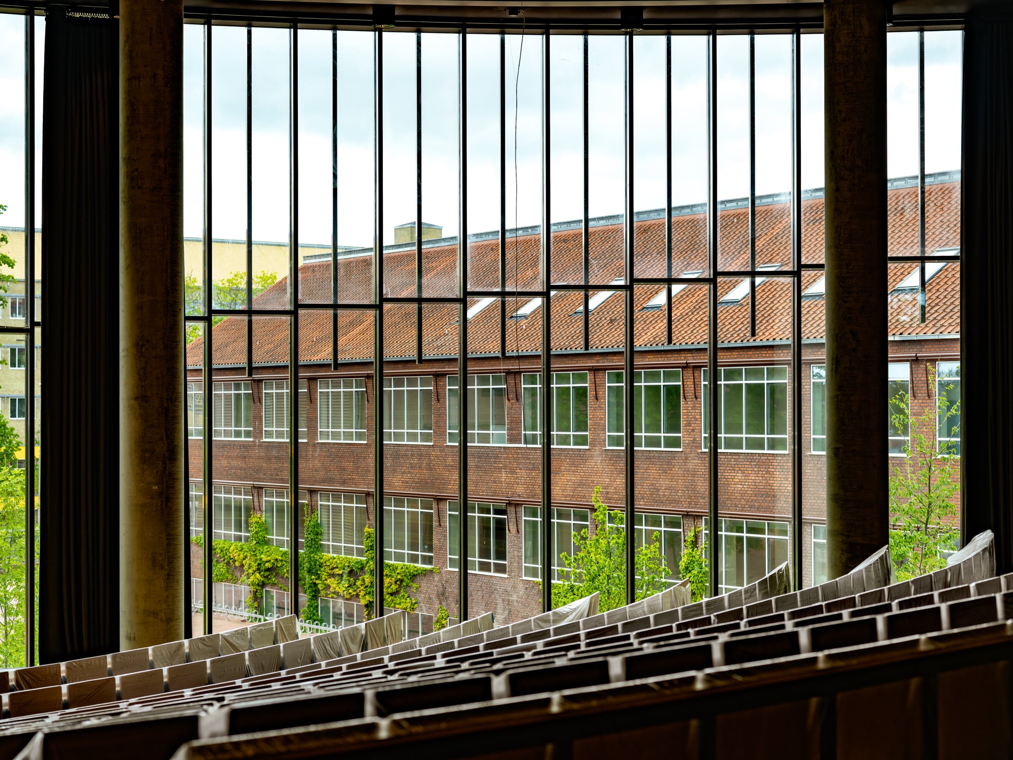 For Rambølls Bygherrerådgivning i Aarhus fik jeg opgaven at fotografere det nye Byauditorie i Universitetsbyen (det gamle Kommunehospital).
Jeg fotograferede både med mit Fujifilm mellemformatskamera og med min drone på en dag, hvor Aarhus tog sig ud fra sin bedste side.