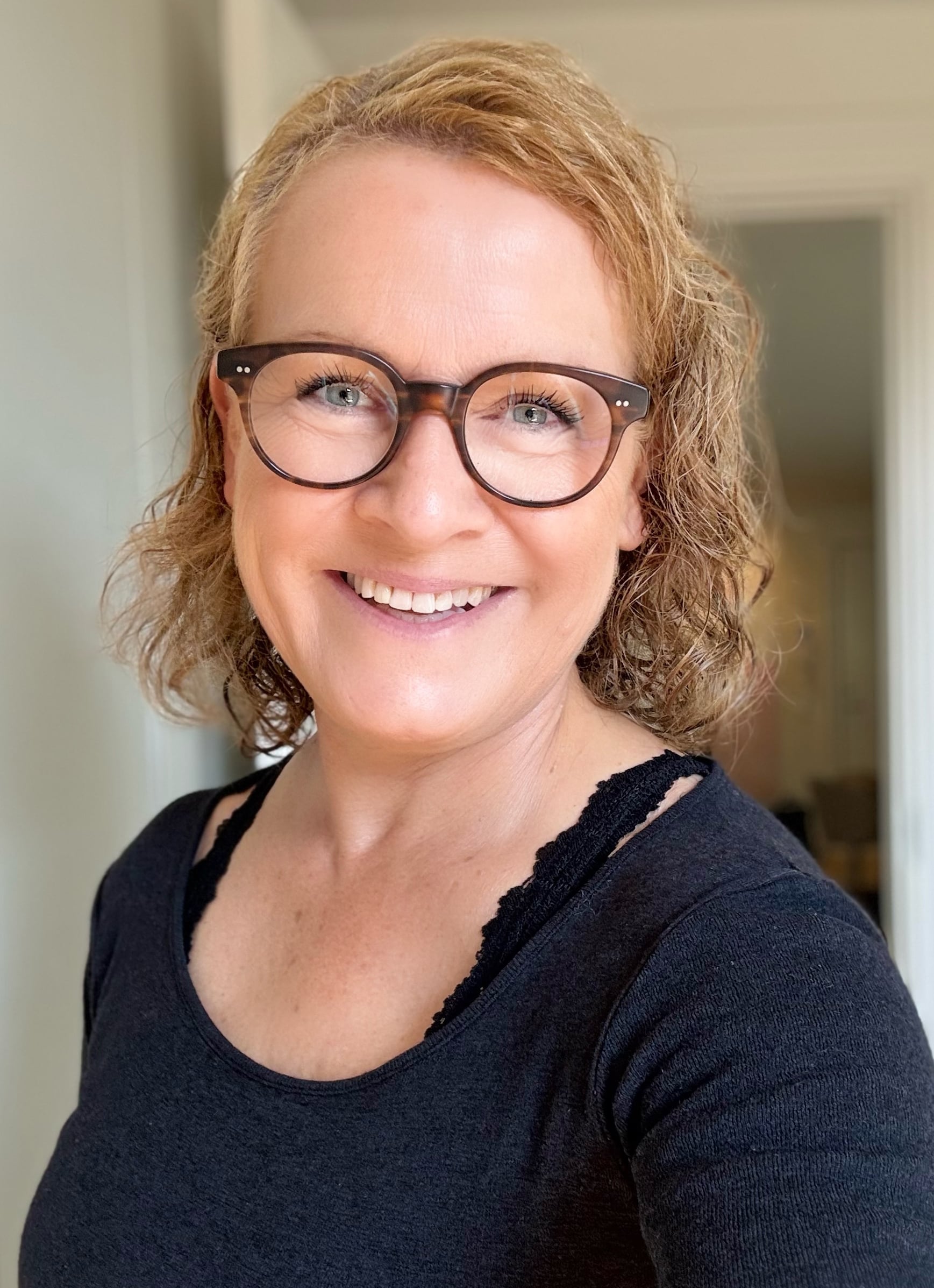 Portræt af mig selv - Tina Sørensen eller TS-ART om du vil. Det er et profilbillede, hvor jeg har en rosa kjole på og hvor jeg er fotograferet på en rosa baggrund.