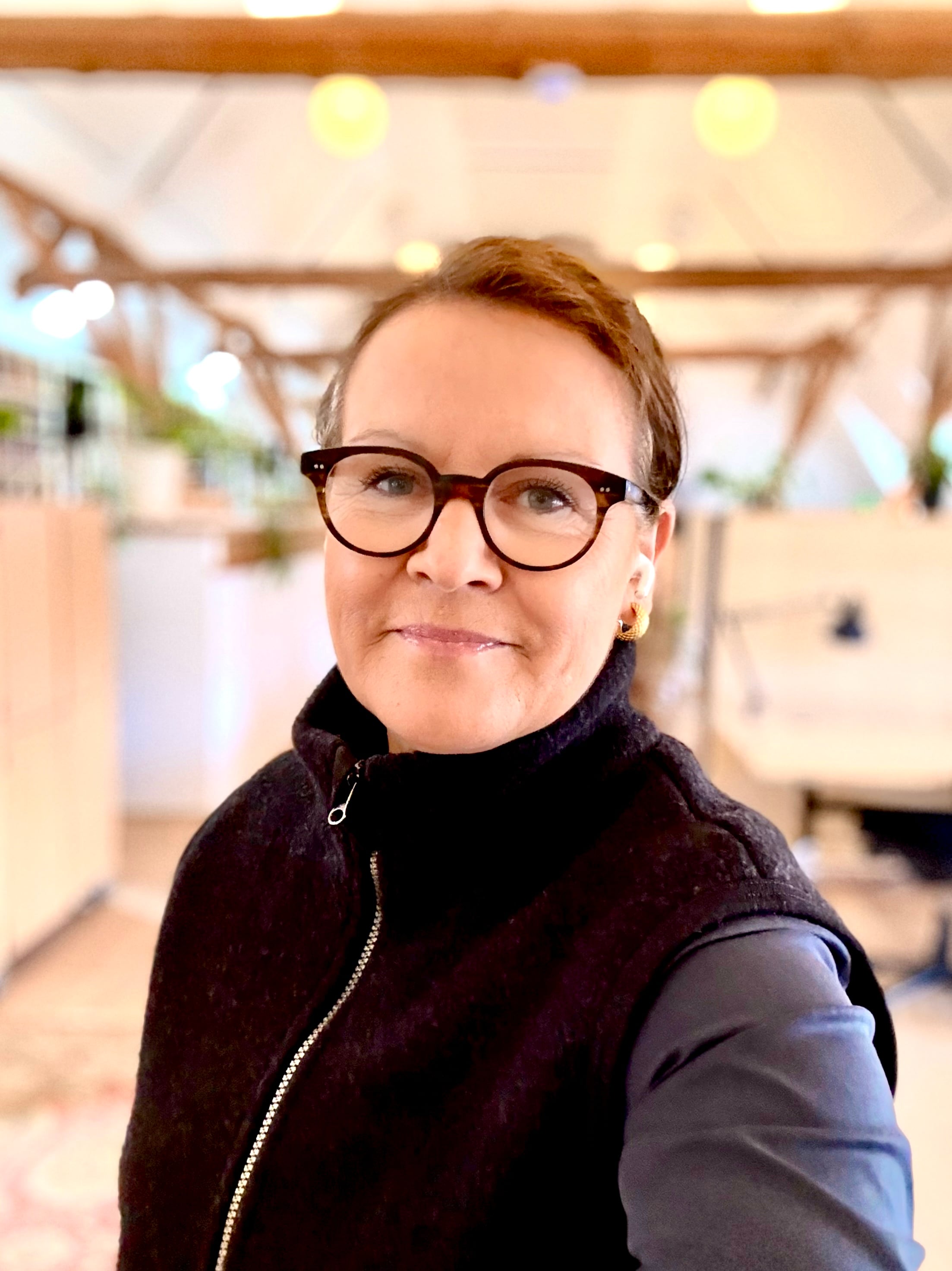 Portræt af mig selv - Tina Sørensen eller TS-ART om du vil. Det er et profilbillede, hvor jeg har en rosa kjole på og